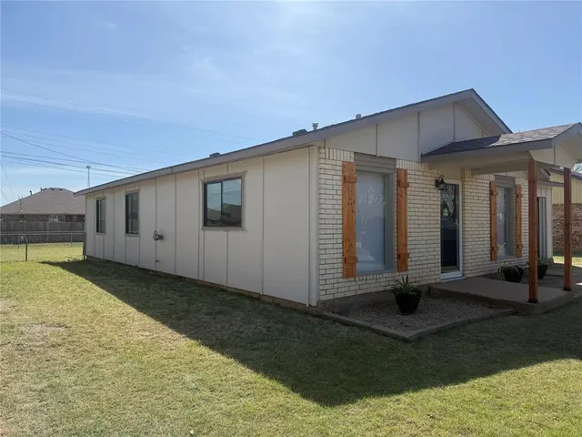 Photo 3 — 404 Mercury, Altus, OK 73521