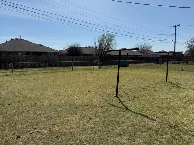 Photo 4 — 404 Mercury, Altus, OK 73521