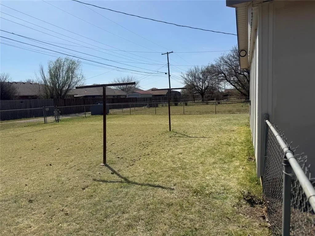 Photo 5 — 404 Mercury, Altus, OK 73521