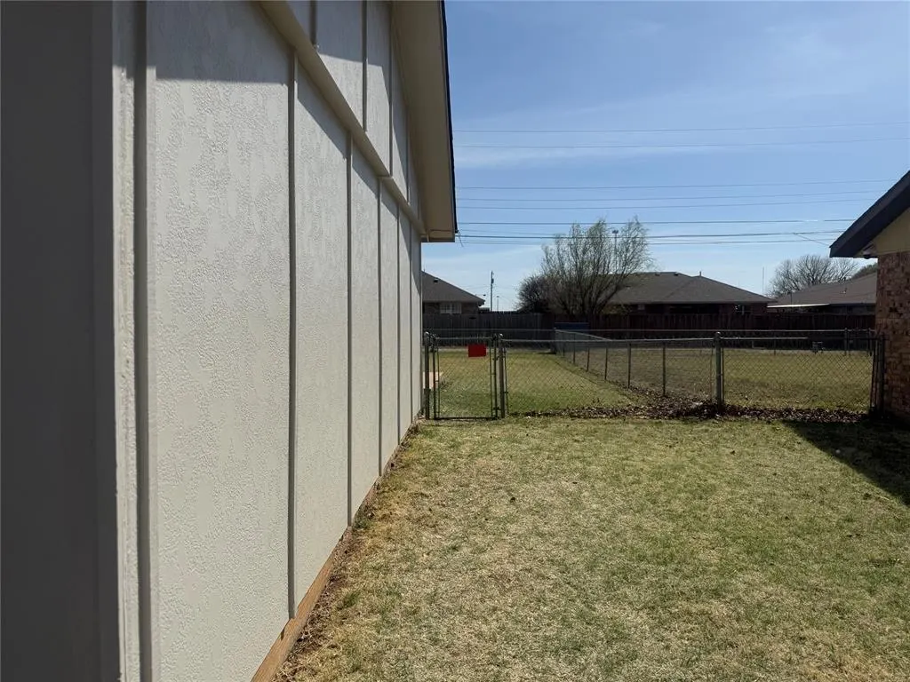 Photo 7 — 404 Mercury, Altus, OK 73521
