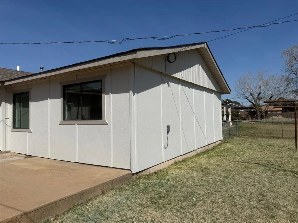 Photo 8 — 404 Mercury, Altus, OK 73521
