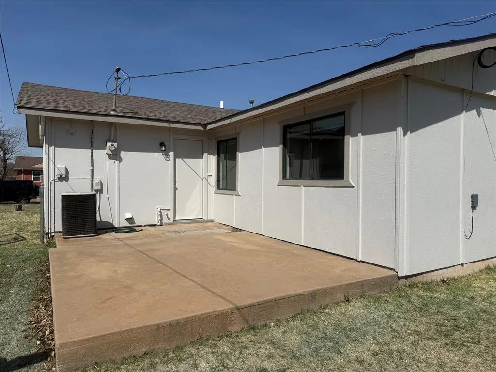 Photo 9 — 404 Mercury, Altus, OK 73521