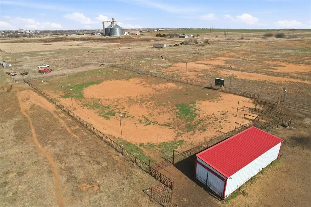 Photo 12 — 1325 S Eastern Avenue, Hobart, OK 73651