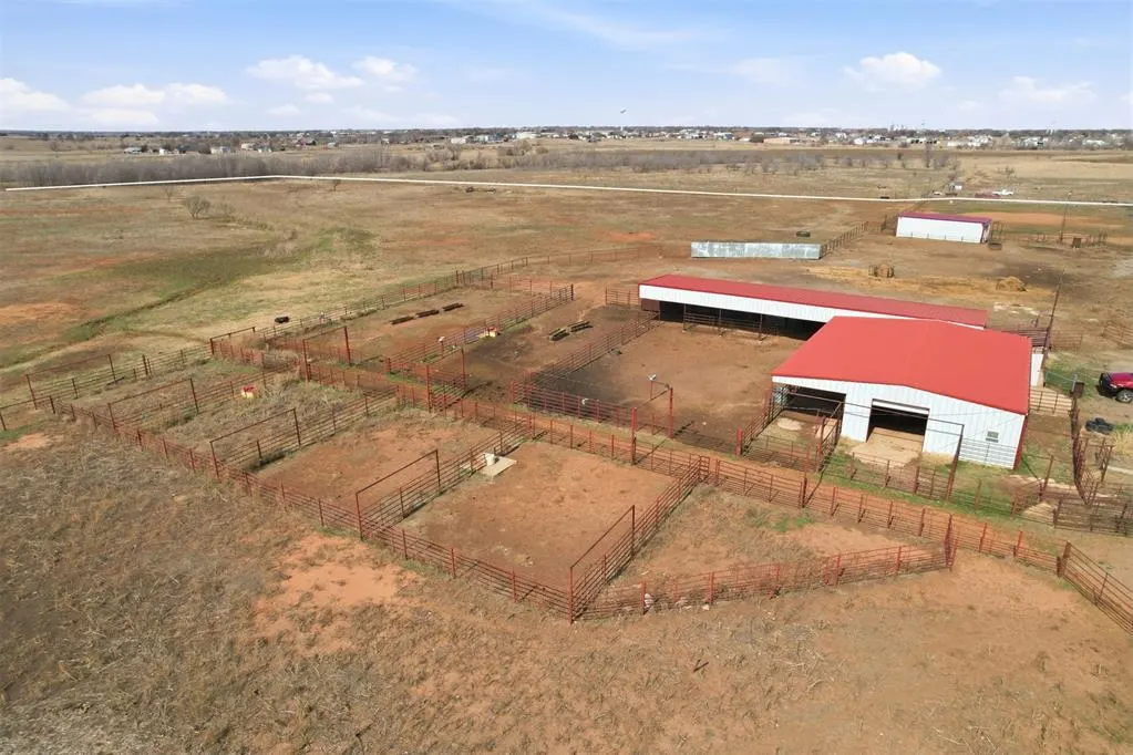 Photo 16 — 1325 S Eastern Avenue, Hobart, OK 73651