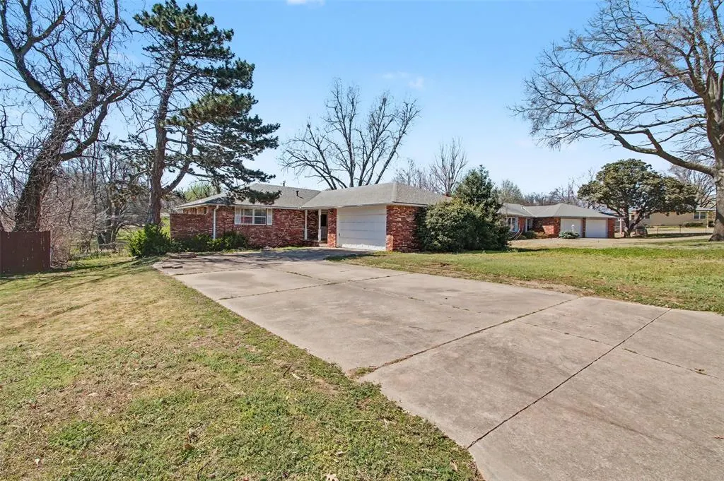Photo 2 — 1708 Dover Drive, Ponca City, OK 74604
