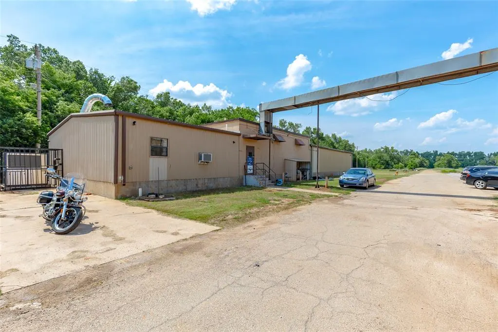 Photo 11 — 851 N 4th Street, Guthrie, OK 73044