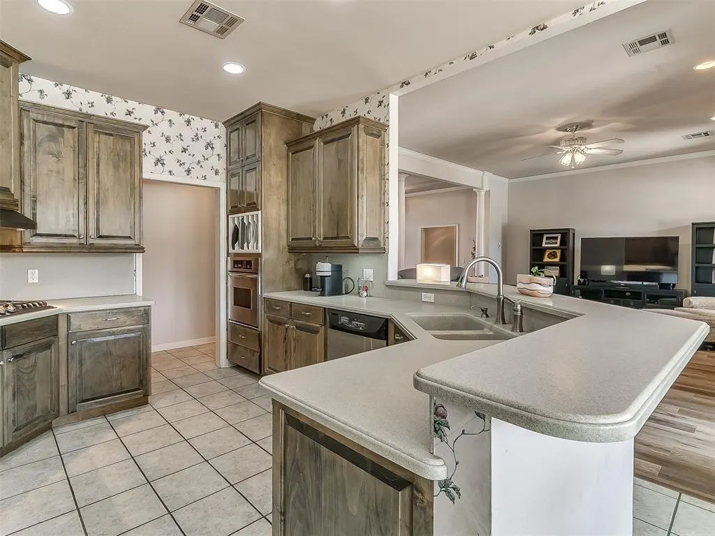 Photo 13 — 10200 Oak Park Drive, Midwest City, OK 73130