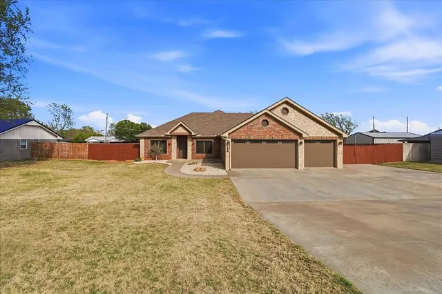 Photo 2 — 716 S Main Street, Canute, OK 73626