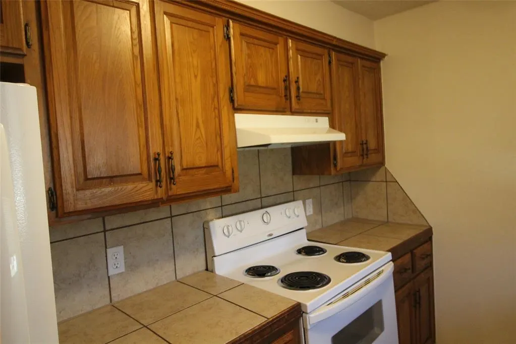 Photo 5 — 112 NE 12th Street, Moore, OK 73160