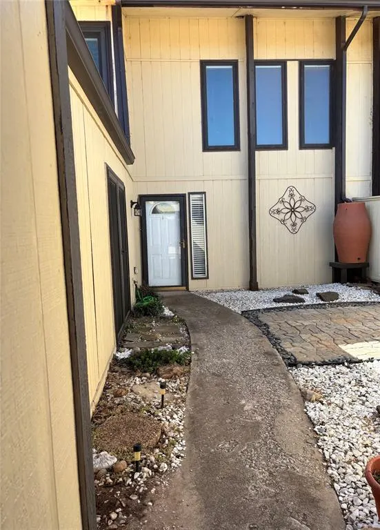Photo 2 — 4610 Hemlock Street, Oklahoma City, OK 73162