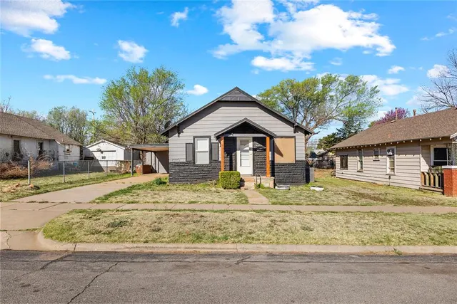 Photo 2 — 312 S 14th Street, Clinton, OK 73601