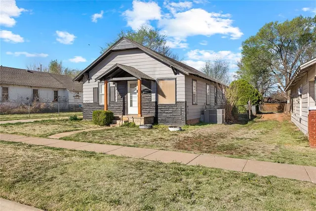 Photo 3 — 312 S 14th Street, Clinton, OK 73601