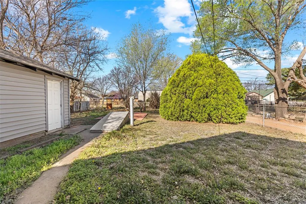 Photo 6 — 312 S 14th Street, Clinton, OK 73601