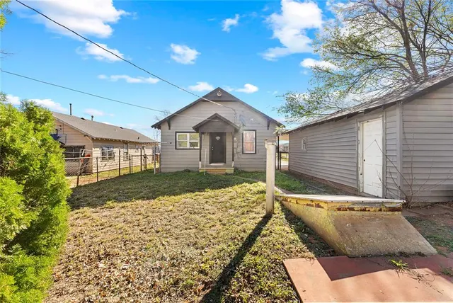 Photo 7 — 312 S 14th Street, Clinton, OK 73601