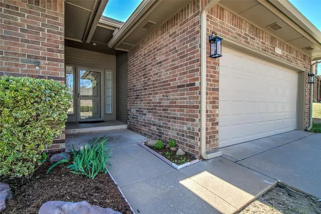 Photo 2 — 16133 Silverado Drive, Edmond, OK 73013