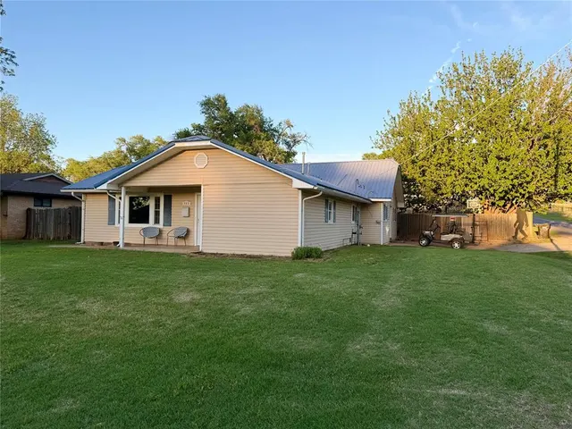 Photo 2 — 408 S 5th Street, Hammon, OK 73650