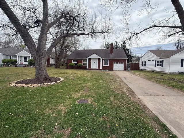 Front exterior — 1628 S Dewey Avenue, Bartlesville, OK 74003