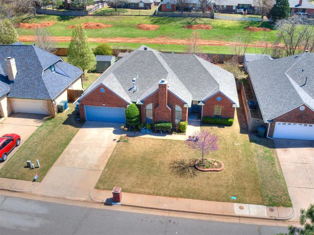 Photo 2 — 1424 Jamestown, Edmond, OK 73003