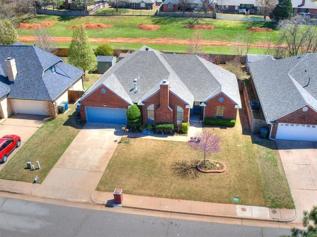 Photo 2 — 1424 Jamestown, Edmond, OK 73003