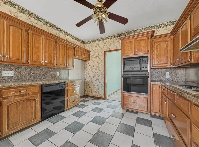 Photo 6 — 6816 N Waterwood Way, Warr Acres, OK 73132