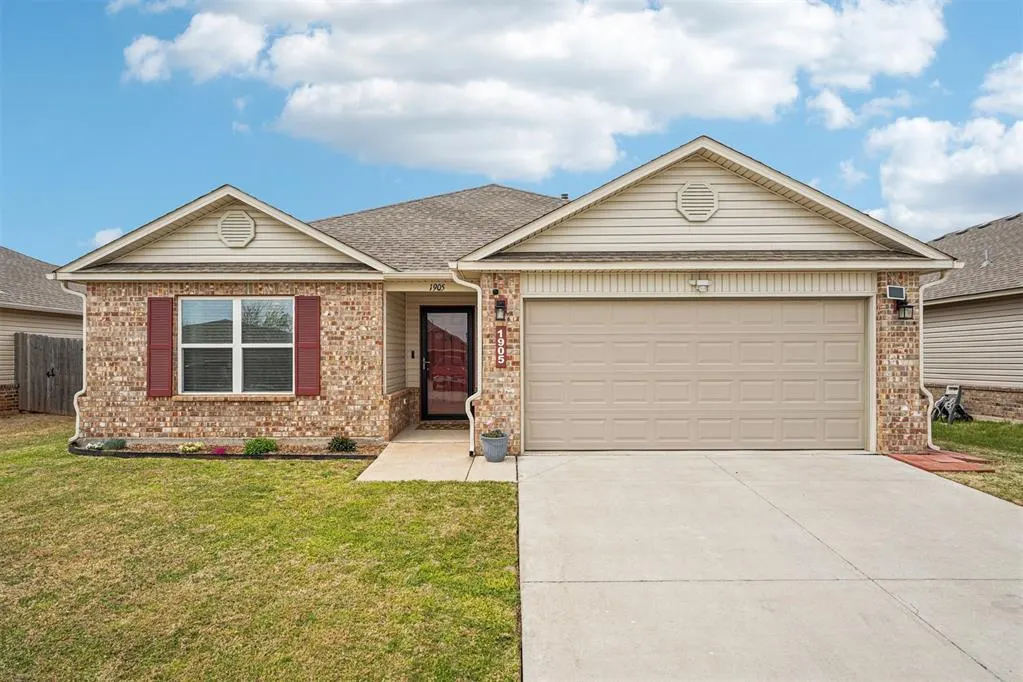 Photo 2 — 1905 Mason Lane, Oklahoma City, OK 73127