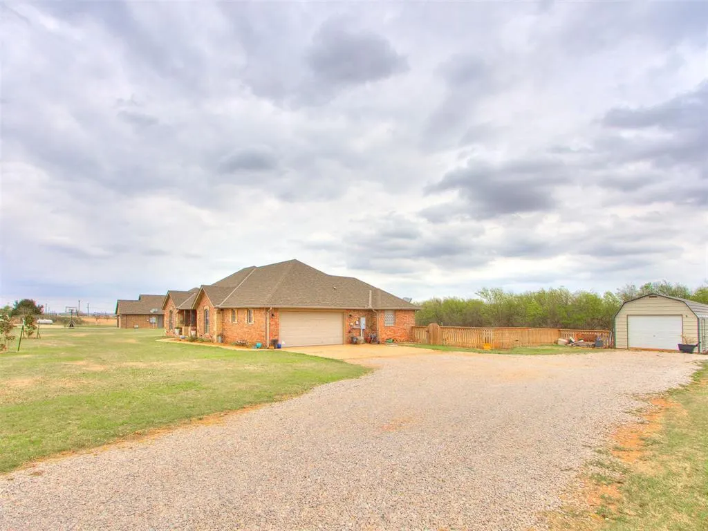 Photo 3 — 13692 S County Line Road, Cashion, OK 73016