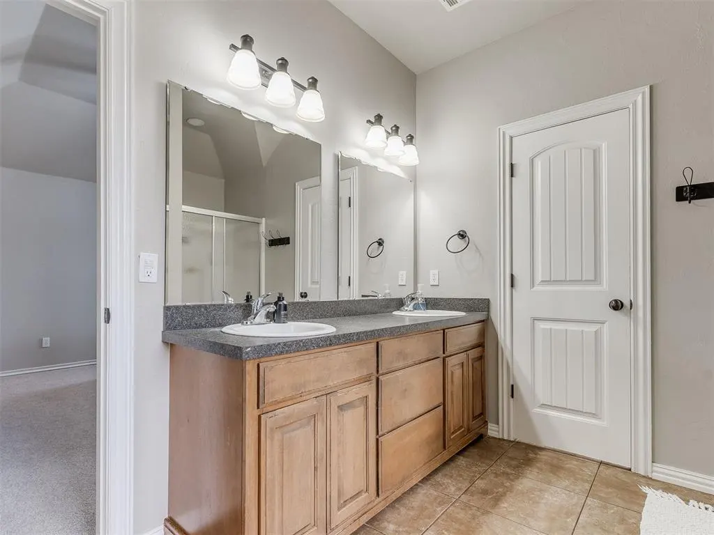 Photo 6 — 13692 S County Line Road, Cashion, OK 73016