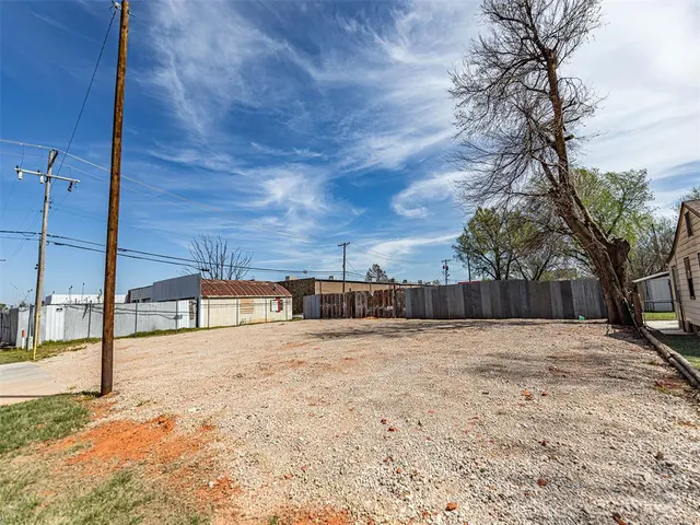 Photo 4 — 3924 N Youngs Boulevard, Oklahoma City, OK 73112