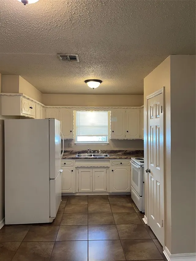 Photo 3 — 1004 Hampton Drive, Del City, OK 73115