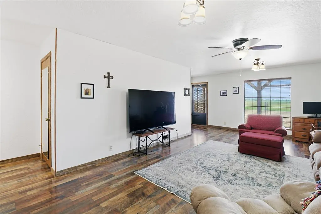 Photo 8 — 819 N Broadway Avenue, Hobart, OK 73651