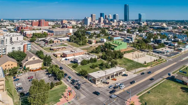Photo 2 — 918 NW 10th Street, Oklahoma City, OK 73106