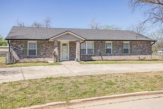 Front exterior — 2008 N Ione Avenue, Shawnee, OK 74804