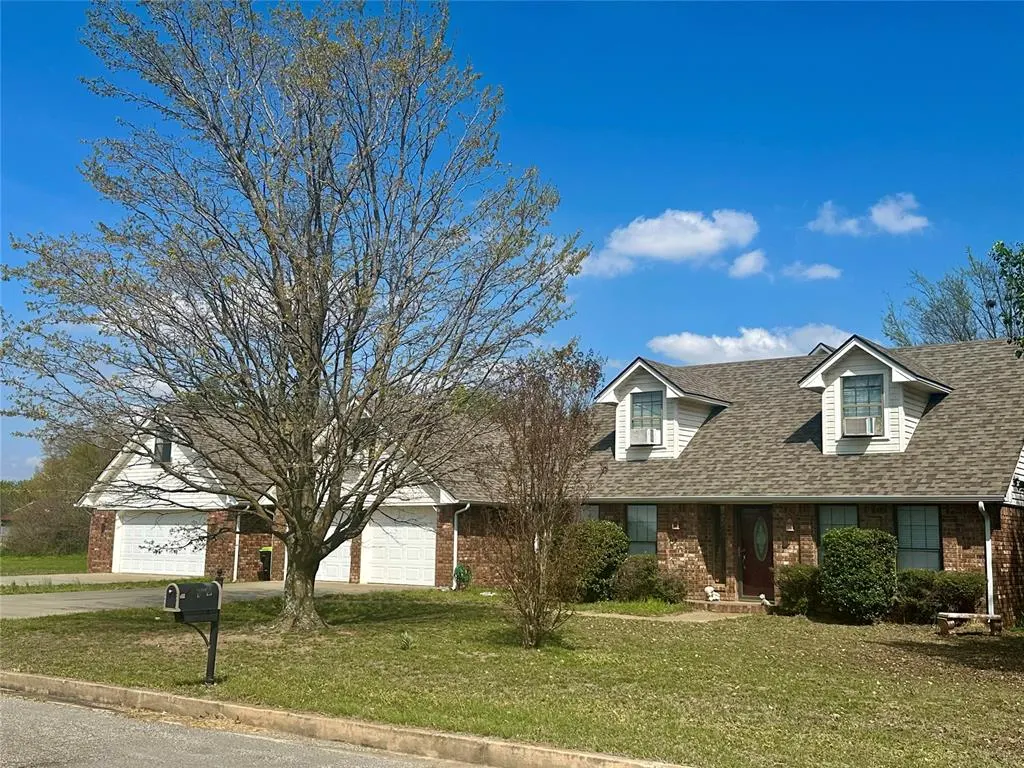Photo 3 — 105 Gardenwood Drive, Holdenville, OK 74848