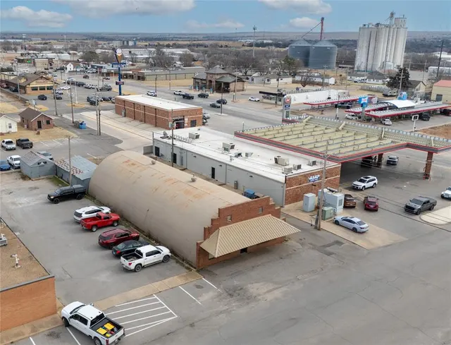 Photo 3 — 112 N State Street, Weatherford, OK 73096