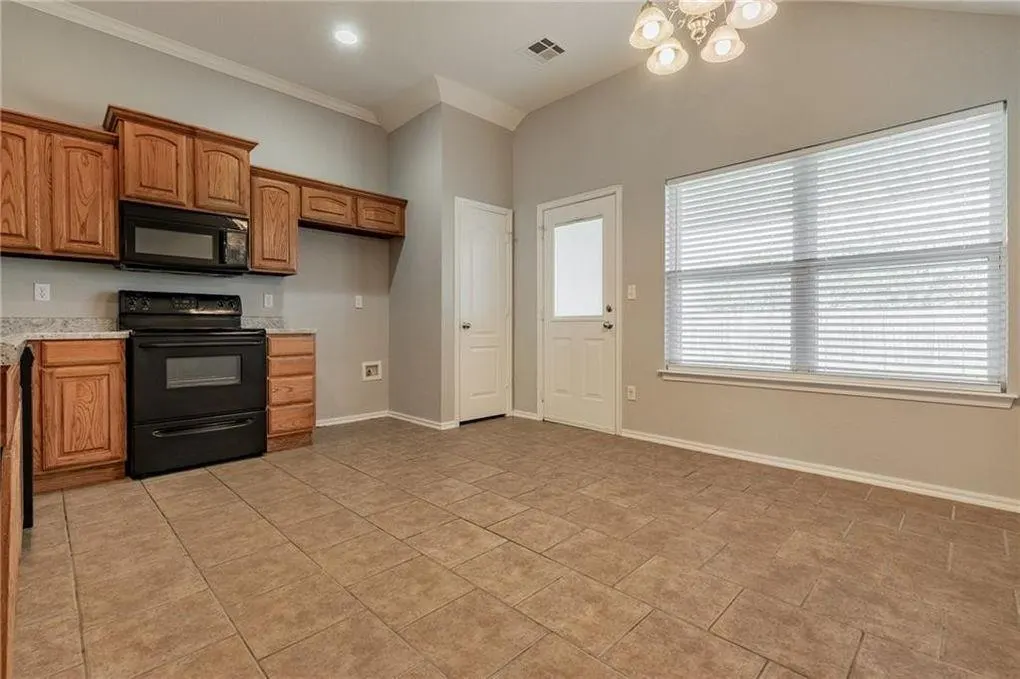 Photo 4 — 1004 Mollie Rausch Lane, Edmond, OK 73003