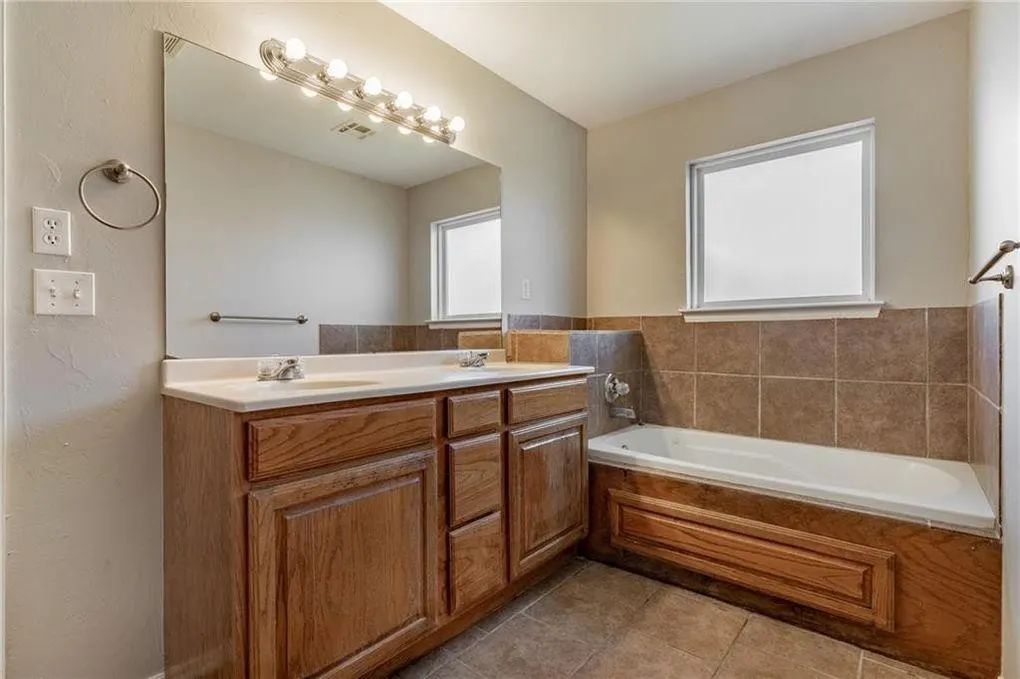 Photo 7 — 1004 Mollie Rausch Lane, Edmond, OK 73003