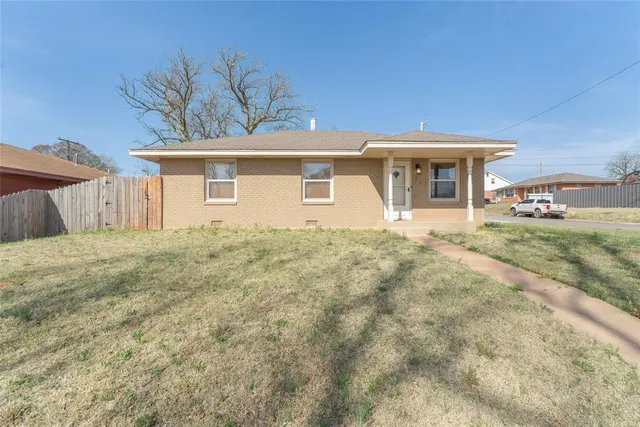 Photo 2 — 712 Santa Fe Drive, Clinton, OK 73601