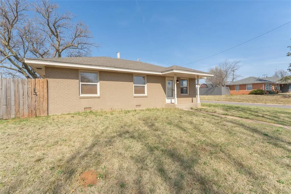 Photo 3 — 712 Santa Fe Drive, Clinton, OK 73601
