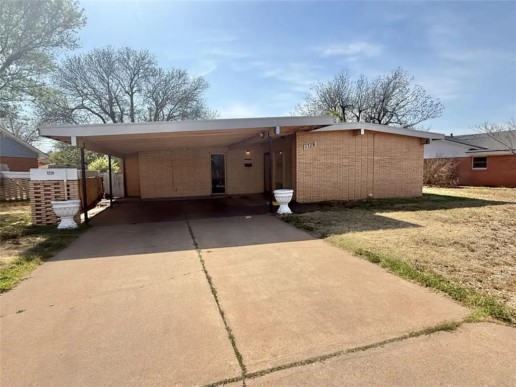Front exterior — 1729 N Hudson Street, Altus, OK 73521