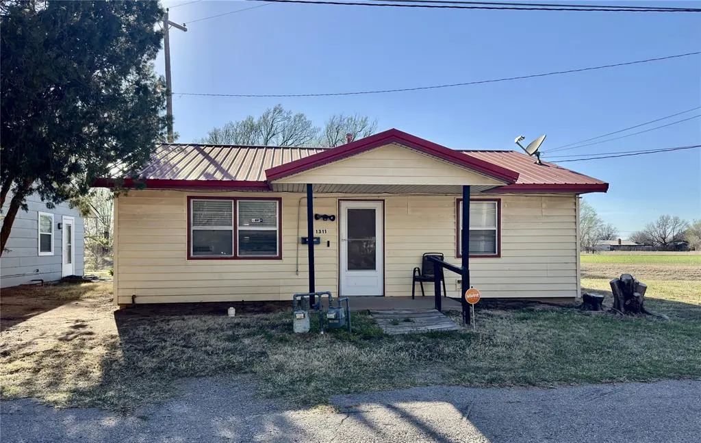 Front exterior — 1311 N Dakota Avenue, Mangum, OK 73554