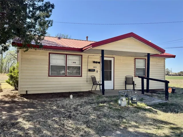 Photo 2 — 1311 N Dakota Avenue, Mangum, OK 73554