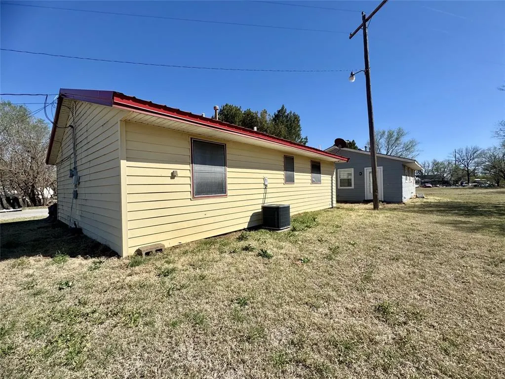 Photo 3 — 1311 N Dakota Avenue, Mangum, OK 73554