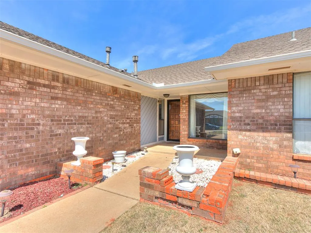 Photo 2 — 5408 Sudbury Lane, Oklahoma City, OK 73135