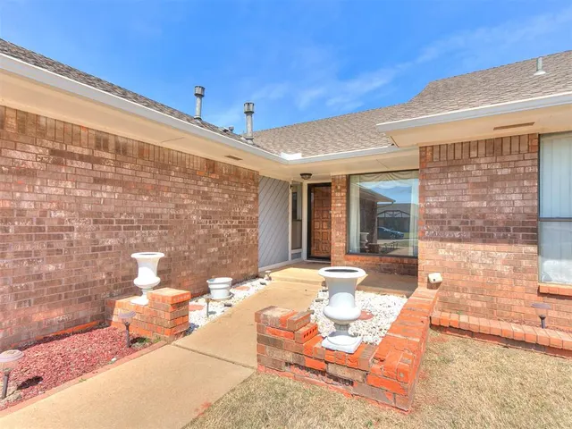 Photo 2 — 5408 Sudbury Lane, Oklahoma City, OK 73135