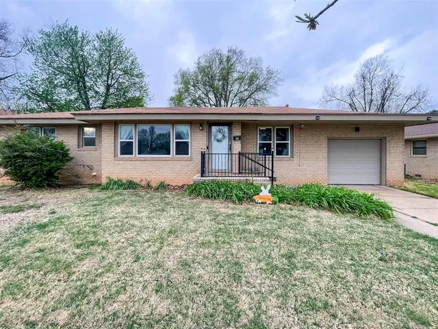Front exterior — 212 N 13th Street, Ponca City, OK 74601