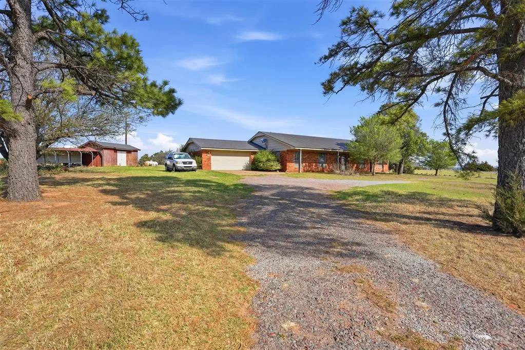 Photo 2 — 15885 S County Road 2056, Altus, OK 73521