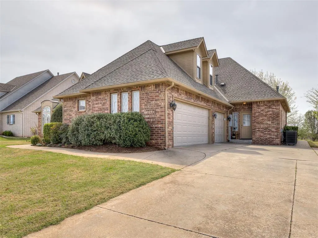 Photo 2 — 3912 SE 41st Place, Oklahoma City, OK 73165