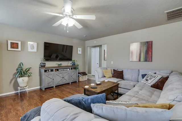 Photo 5 — 401 Cherryvale Road, Edmond, OK 73003