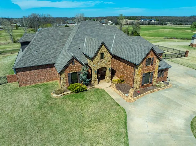 Photo 2 — 1304 Inverness Circle, Shawnee, OK 74801