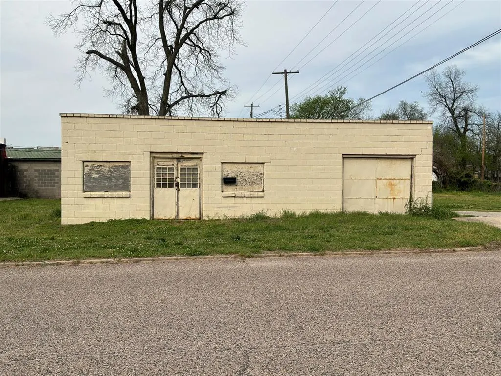 Front exterior — 110 N McKinley Avenue, Shawnee, OK 74801